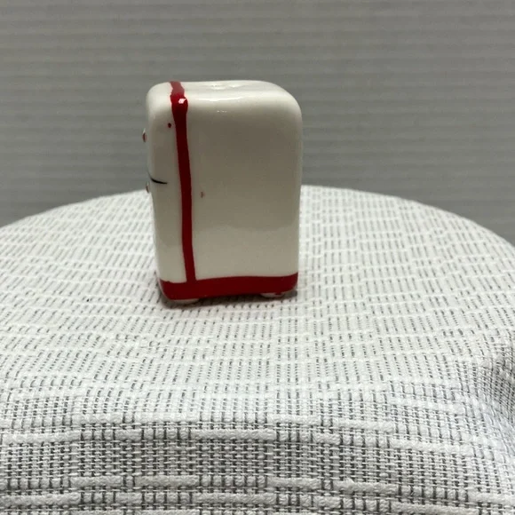 Vintage Style Salt and Pepper Shakers - Picture 4 of 7